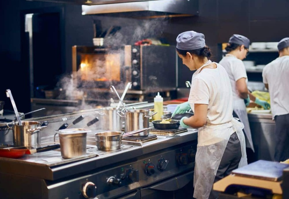 Équiper sa cuisine de fast food : les priorités à connaître